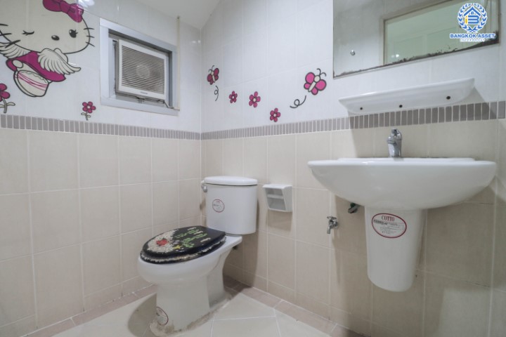 *****ทาวน์เฮ้าส์มือสอง ม.บ้านกลางเมืองสวิสทาวน์ เกษตร-นวมินทร์ แบรนด์ AP เนื้อที่ 29.5 ตร.ว. มาพร้อมฟังก์ชัน 3 ห้องนอน 3 ห้องน้ำ 2 ที่จอดรถ แถมฟรี !!! เครื่องปรับอากาศ 5 เครื่อง และเครื่องทำน้ำอุ่น 2 เครื่อง สภาพแวดล้อมเยี่ยม ทำเลดีเชื่อมต่อ ถ.พหลโยธิน, ถ.เกษตร-นวมินทร์ ใกล้ ม.เกษตร และรถไฟฟ้าสายสีเขียว "สถานีมหาวิทยาลัยเกษตรศาสตร์"